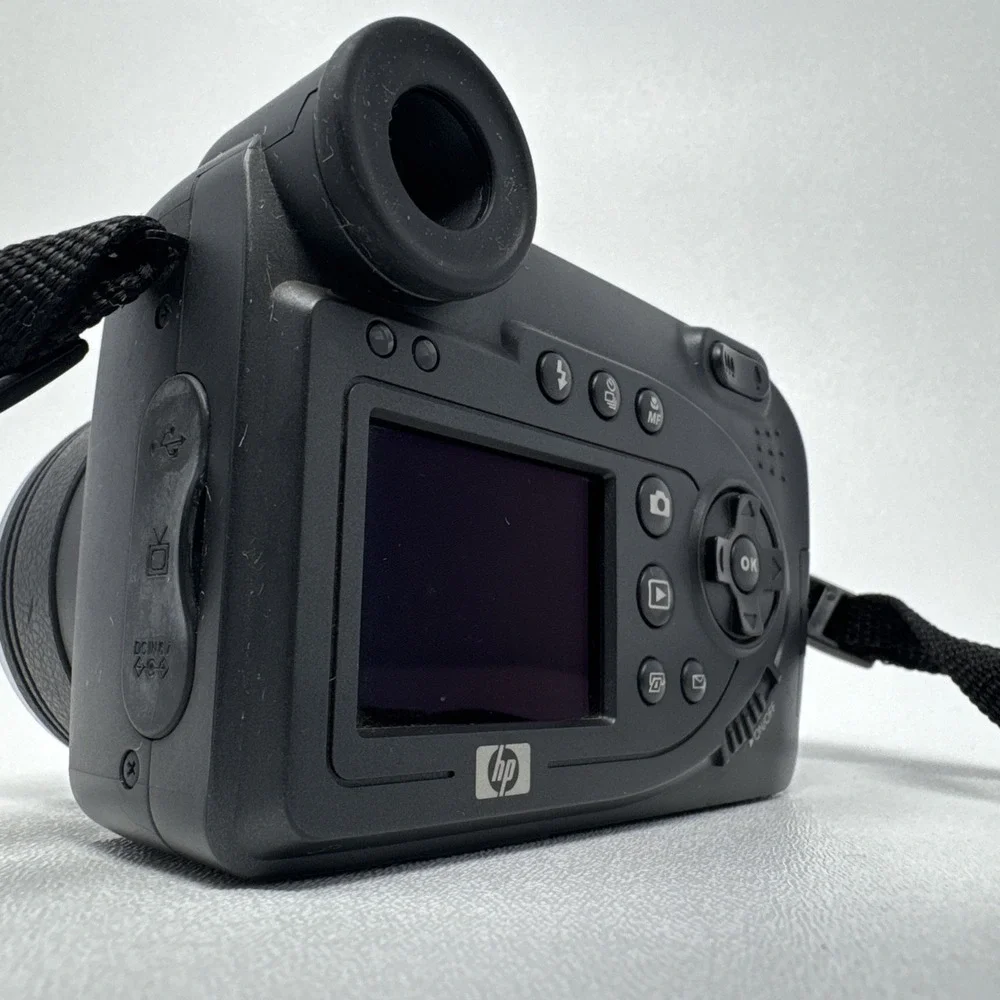HP PhotoSmart 945 5.3MP Digital Camera 8xOptical Zoom GRLYB-0310 w/ Accessories‎